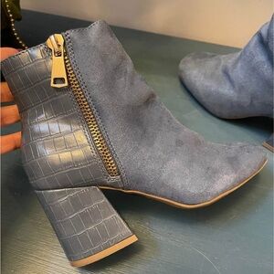 Bamboo Block Heel Ankle Boots in Slate Blue Side Gold Zipper Croc Print Sz 7